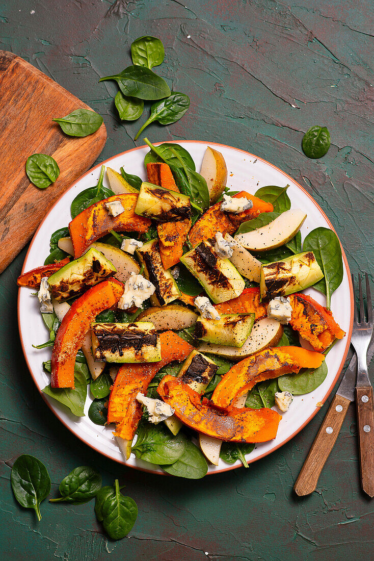 Spinatsalat mit gegrilltem Kürbis, Zucchini, Birne und Blauschimmelkäse