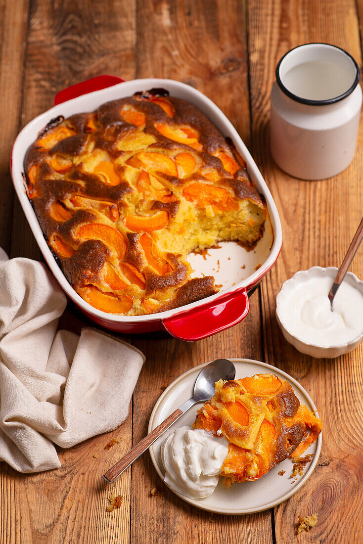 Aprikosen-Biskuitkuchen mit Joghurtcreme