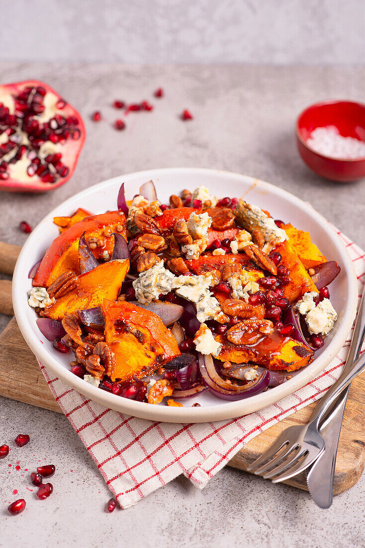 Salat mit gebratenem Kürbis, Gorgonzola, roten Zwiebeln, Pekannüssen und Granatapfelkernen