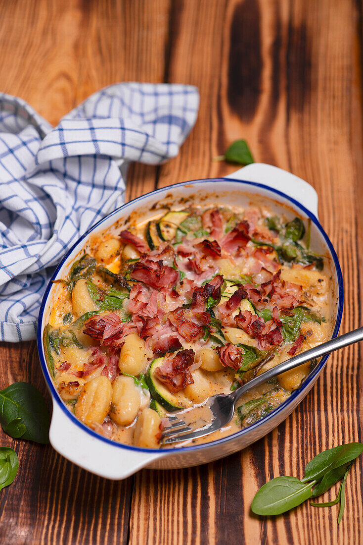 Gebackene Gnocchi in Spinat-Gorgonzola-Sauce mit Schinken