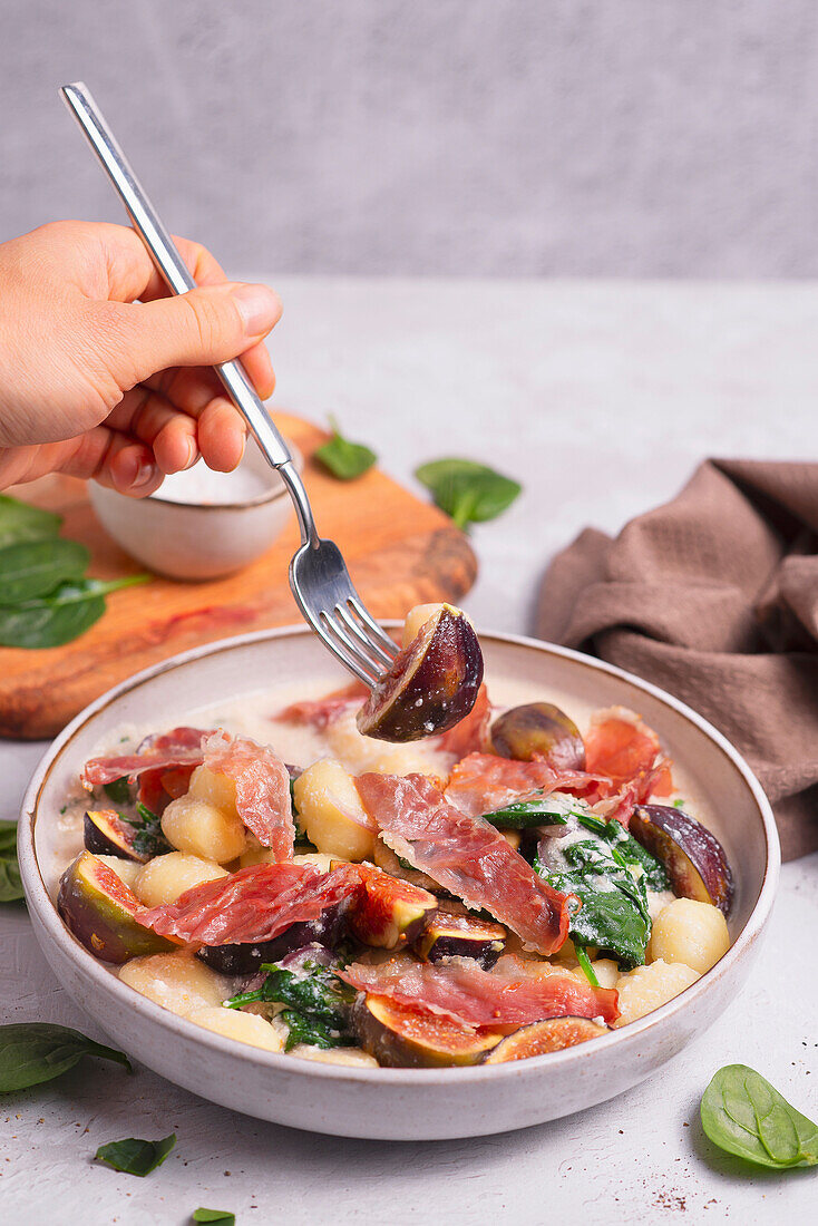 Gnocchi mit Gorgonzolasoße, Feigen, Spinat und Rohschinken