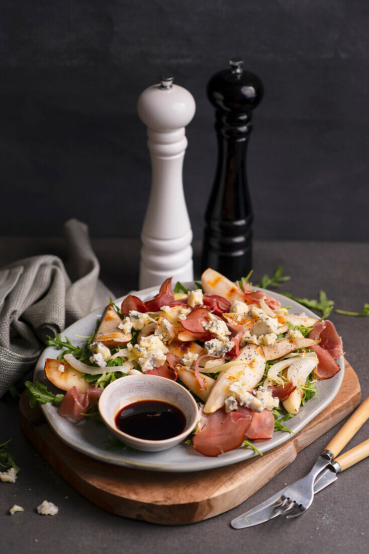 Salad with grilled pears, Italian ham and blue cheese