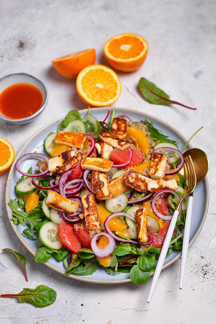 Salat mit Halloumi, Grapefruit, Orangen und Gurke