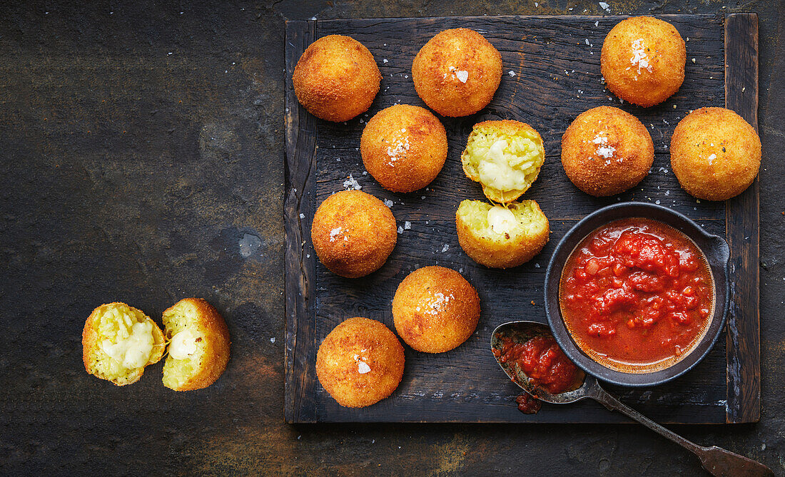 Crispy arancini with tomato sauce