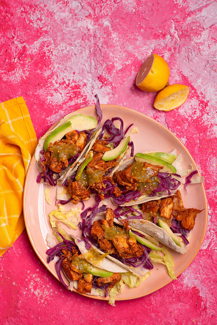 Jackfruit-Tacos mit Avocado, Rotkohl und grüner Salsa