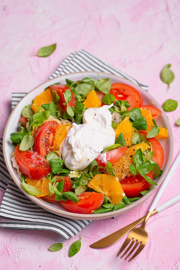 Lamb's lettuce with tomatoes, oranges and burrata