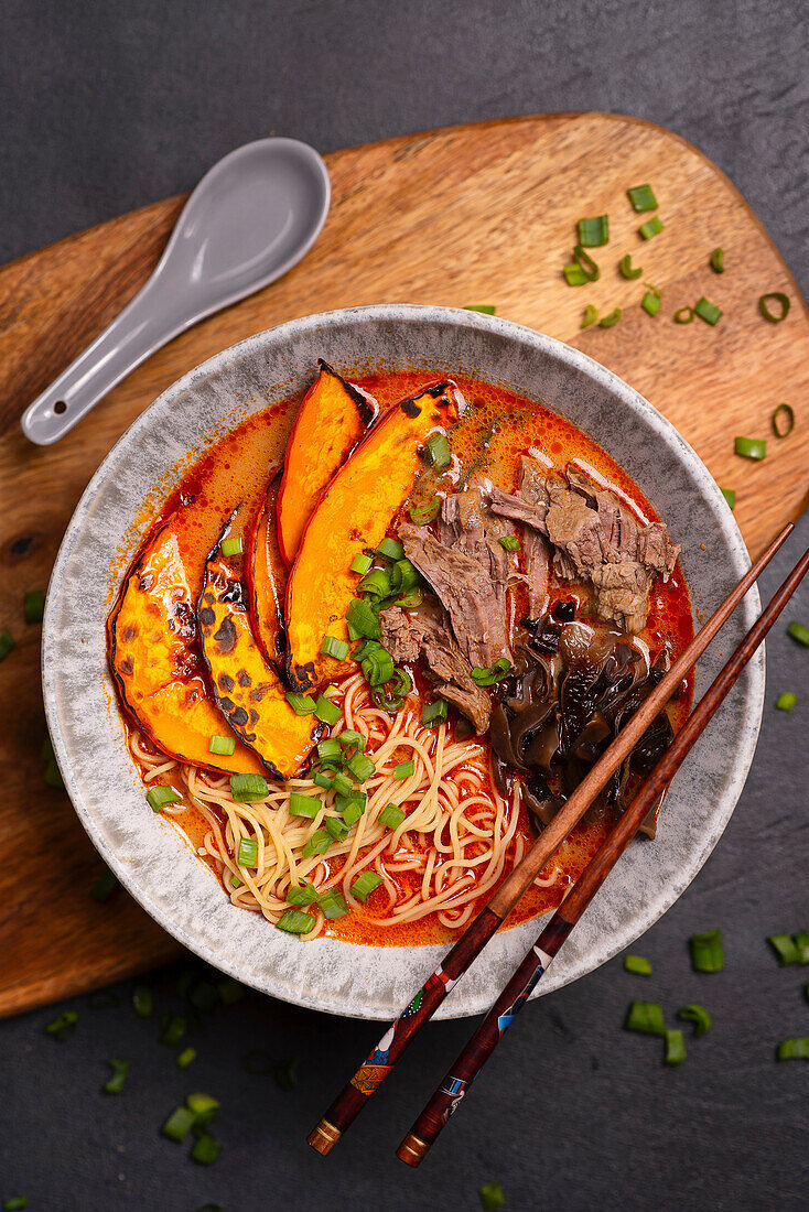 Ramen mit Rindfleisch, Kürbis und Pilzen