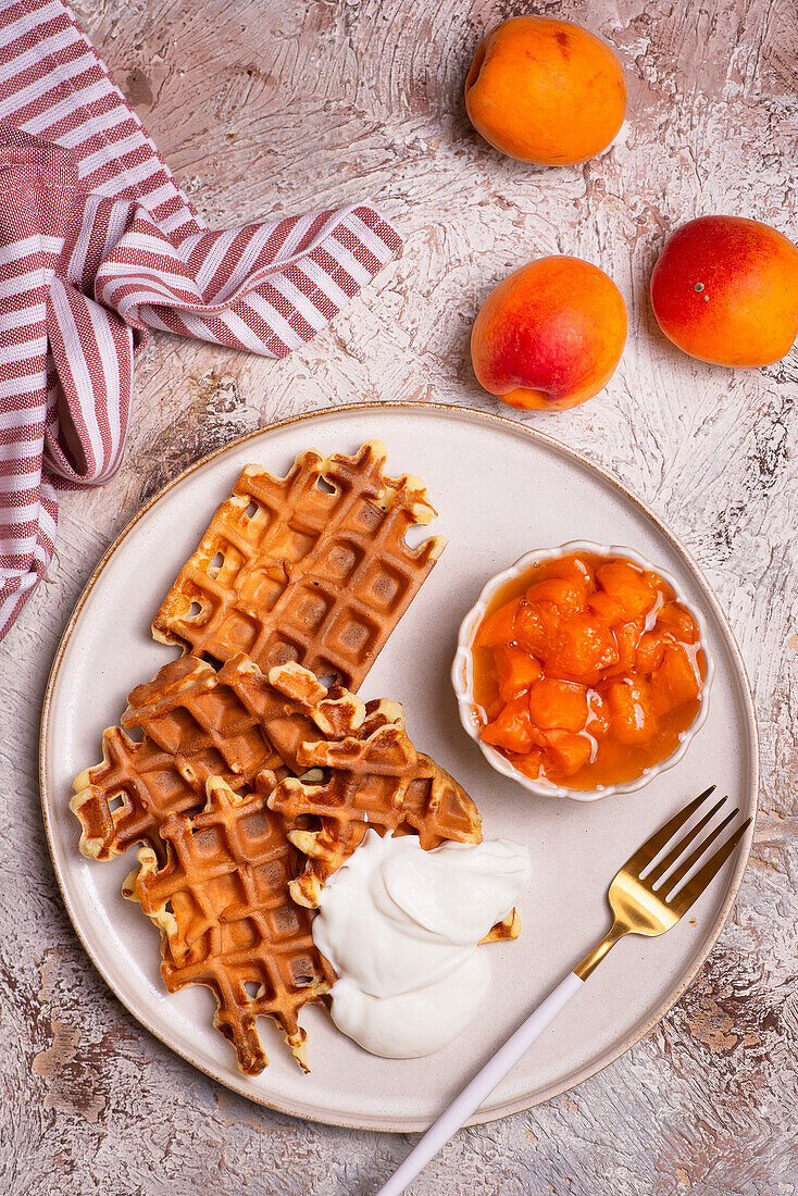 Waffeln mit Aprikosenkompott und Joghurt