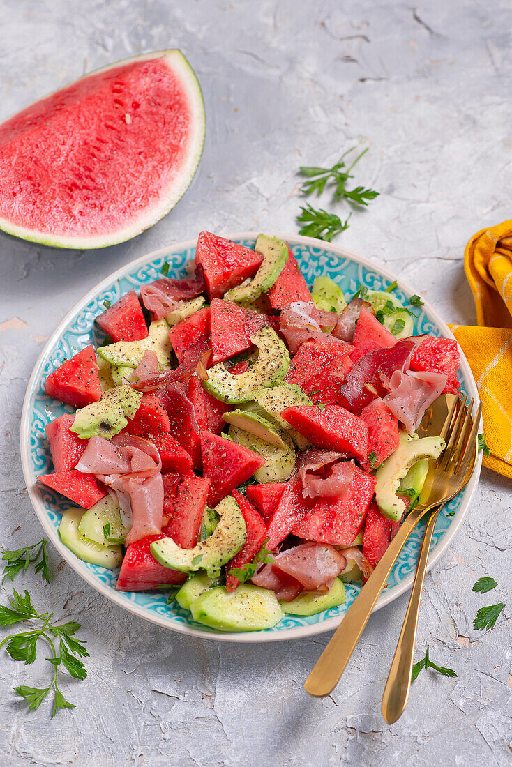 Wassermelonen-Avocado-Salat mit Schinken und Gurke