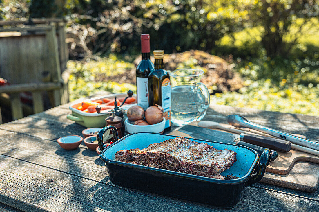 Rinderquerrippe mit Gemüse für den Dutch Oven