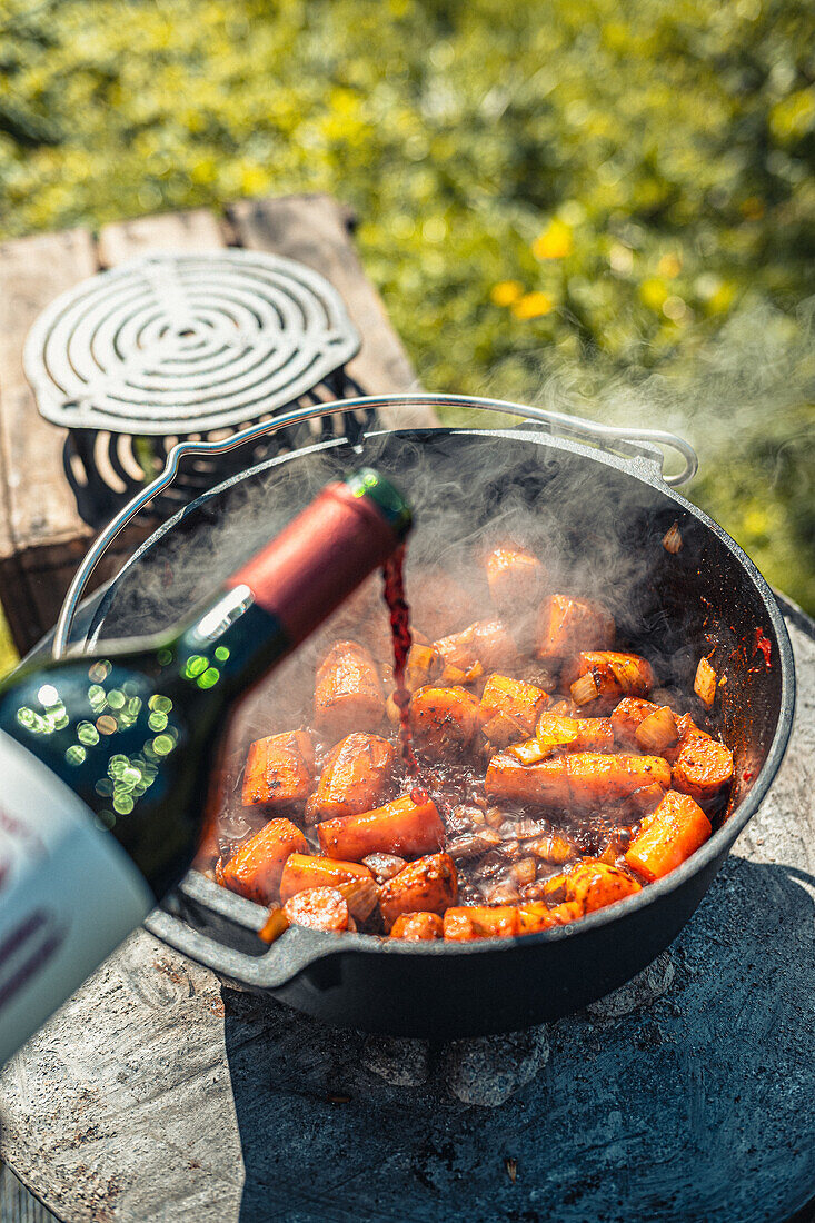 Rindfleischeintopf mit Wurzelgemüse aus dem Dutch Oven