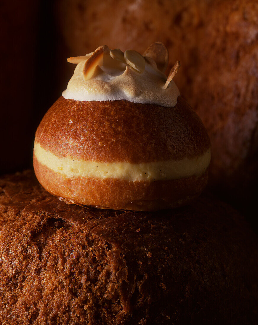 Brioche Polonaise mit Meringue und Sirup