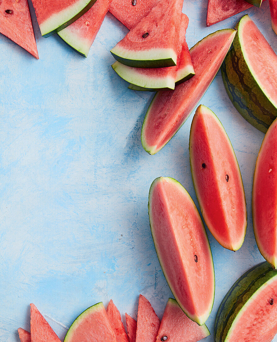 Aufgeschnittene Wassermelone auf blauem Grund