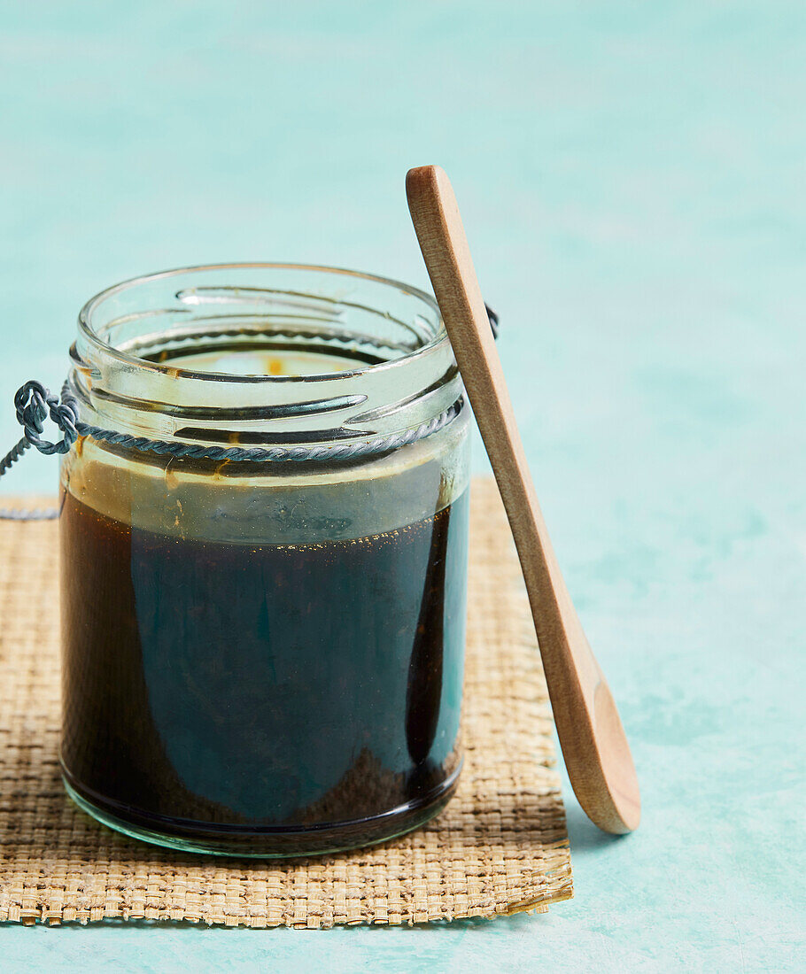 Selbstgemachte Teriyaki-Sauce im Glas