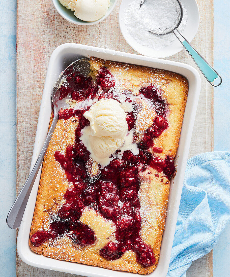 Saftiger Löffelkuchen mit Himbeeren und Vanilleeis