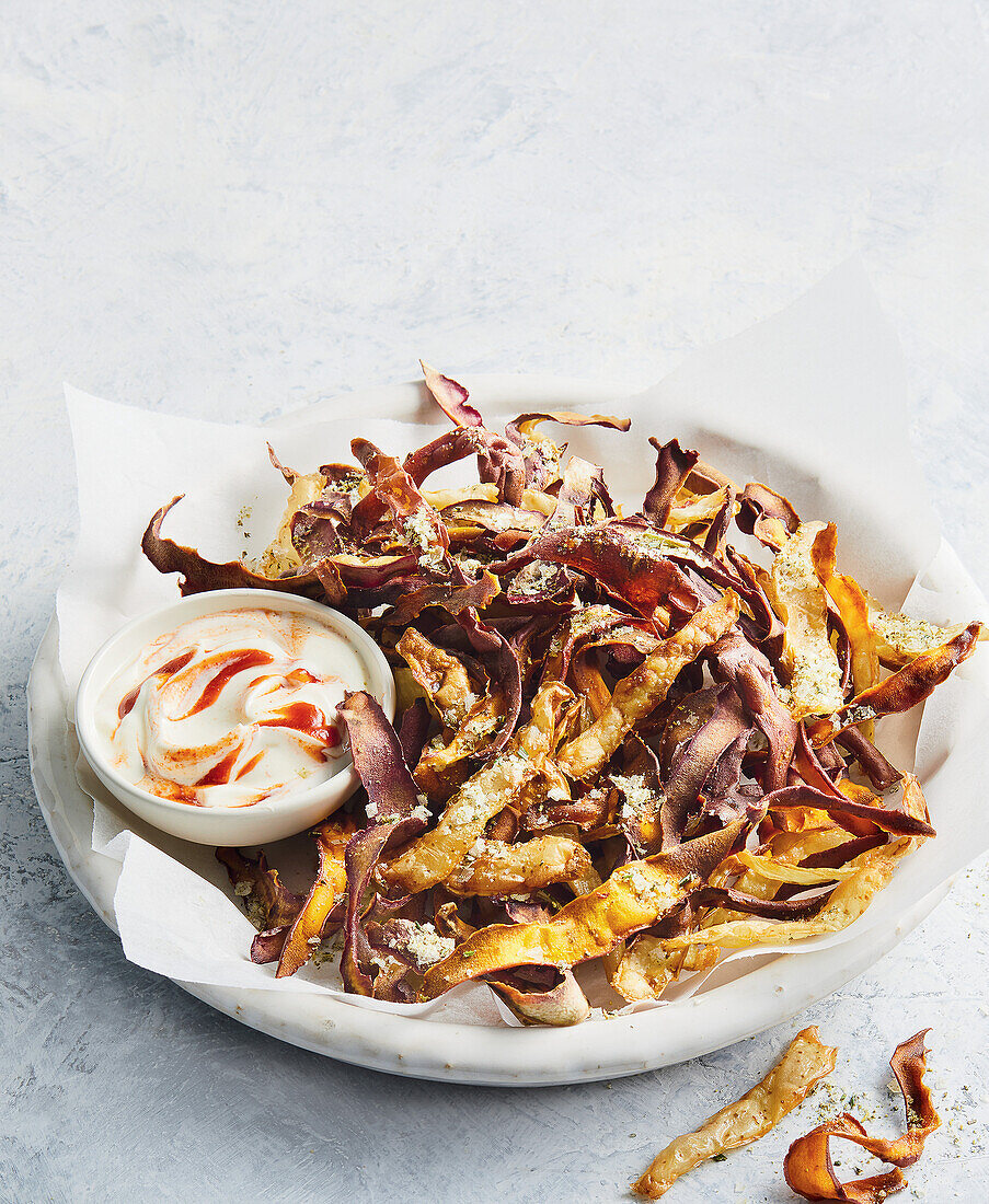 Vegetable crisps from the airfryer with herb salt and dip