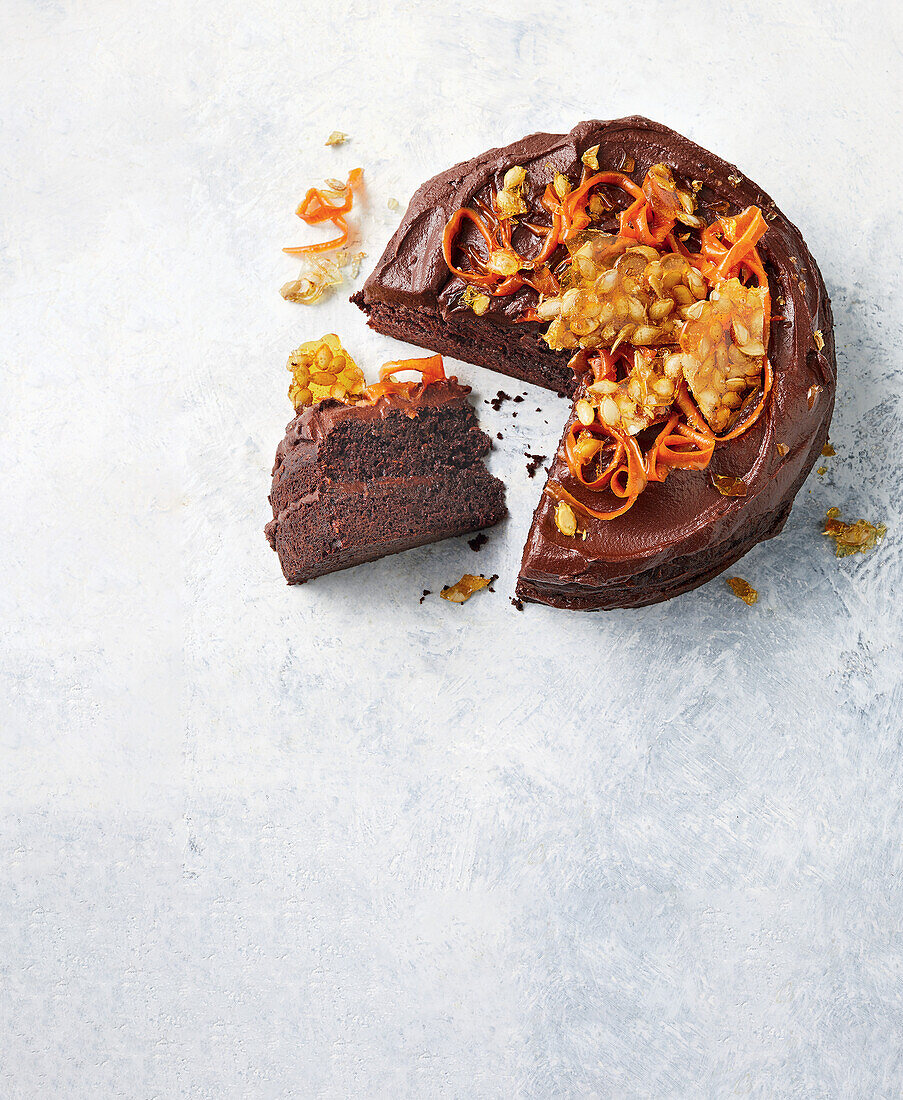 Schokoladenkuchen mit Möhren und Kürbiskern-Krokant