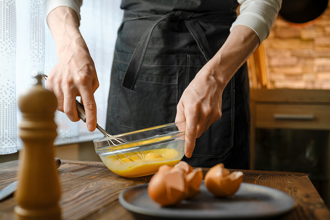 Eier in Schüssel verquirlen