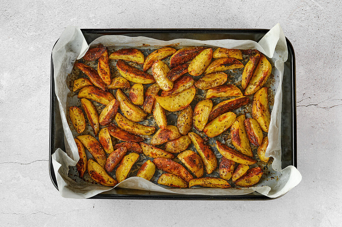 Oven-baked potato wedges with garlic and oregano