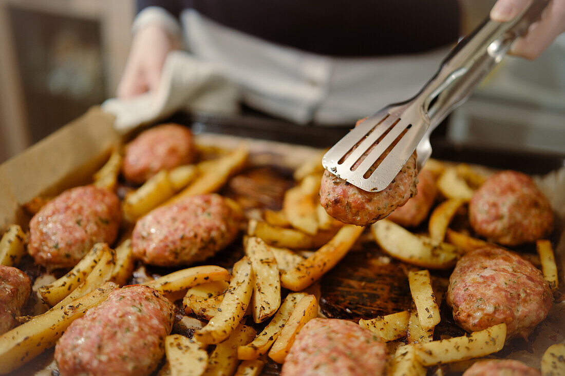 Rindfleischfrikadellen und Pommes aus dem Ofen