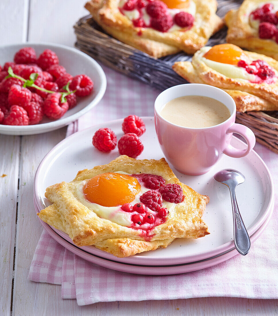 Blätterteiggebäck mit Aprikosen, roten Beeren und Vanillepudding