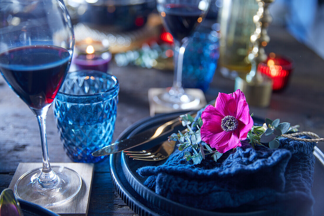 Table setting in shades of blue with floral decorations