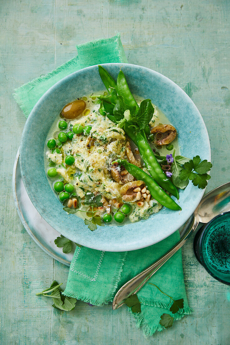 Rucola-Polenta mit Frühlingsgemüse und Parmesan-Brühe