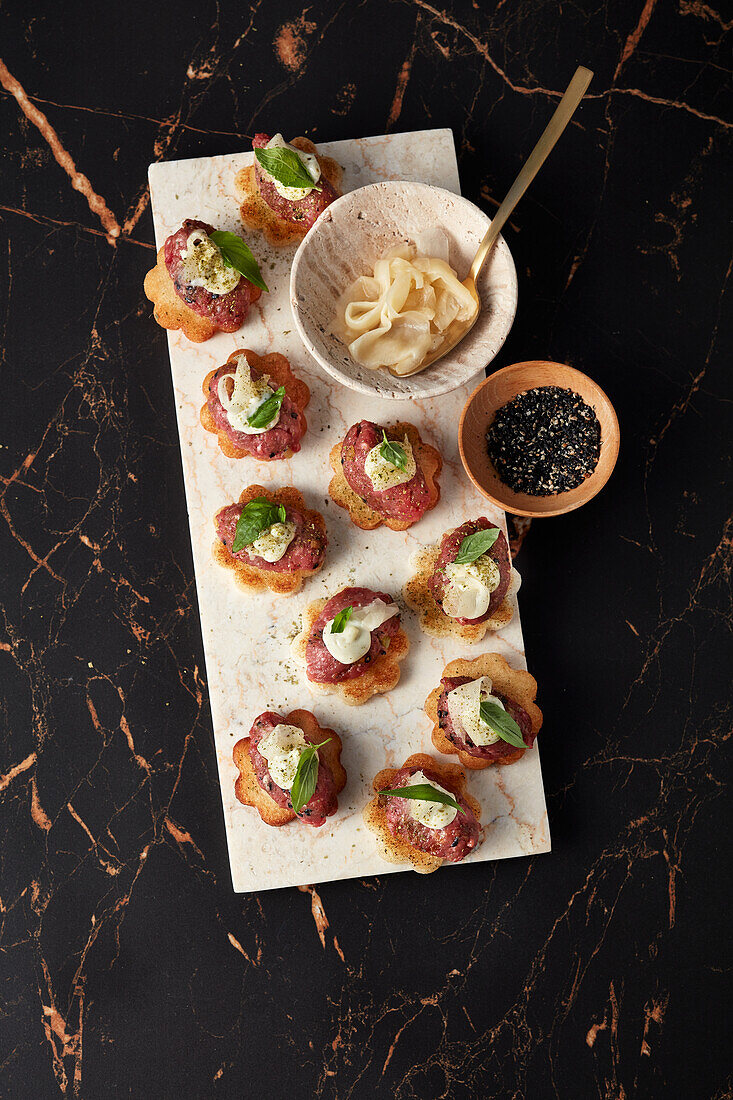 Crostini mit asiatischem Rindertatar und Limetten-Aioli