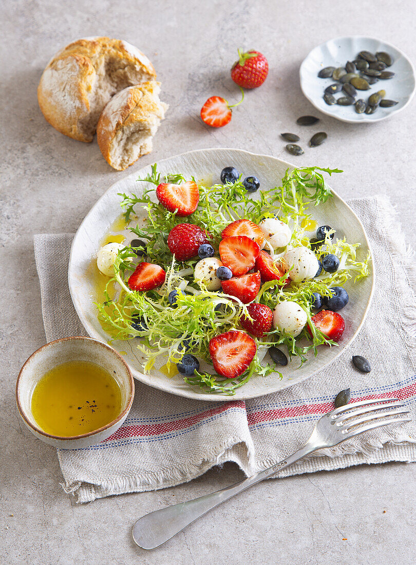 Friseesalat mit Beeren und Mozzarella