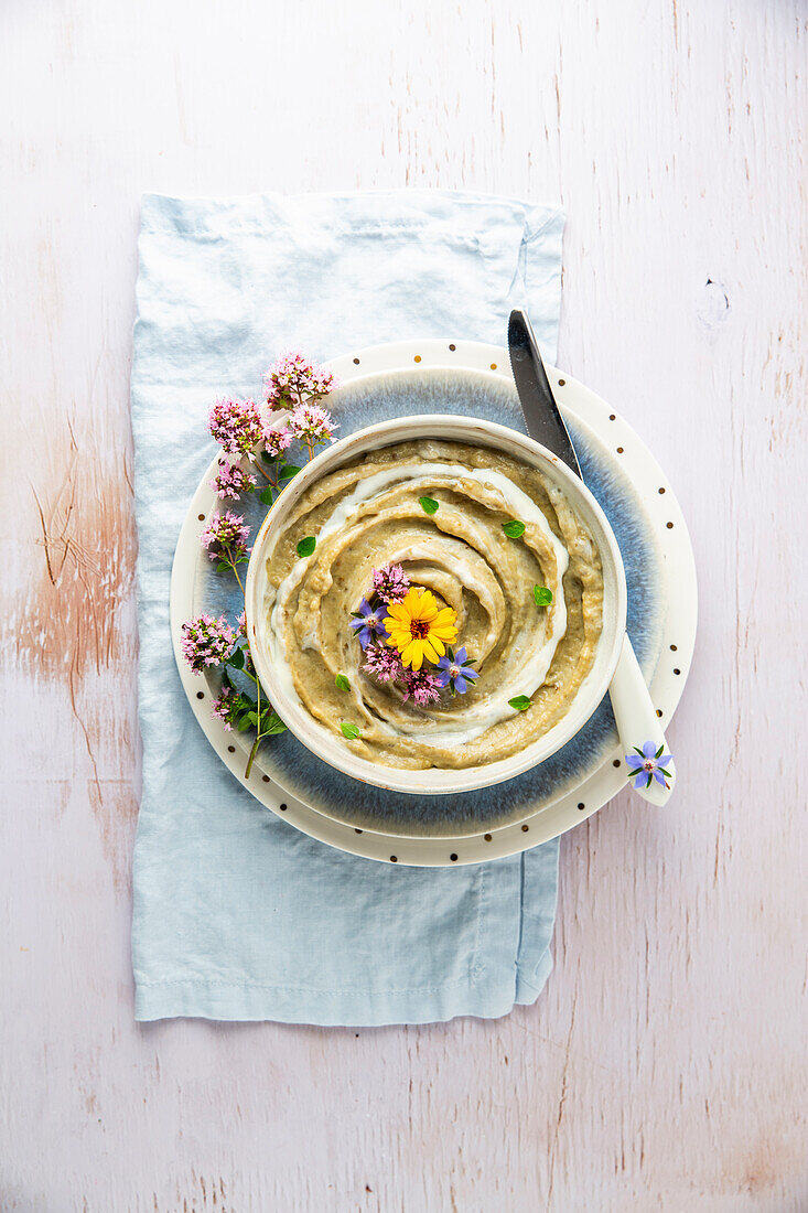 Auberginendip mit essbaren Blüten