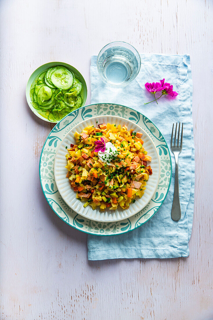 Schinkenfleckerl mit Gemüse und Gurkensalat