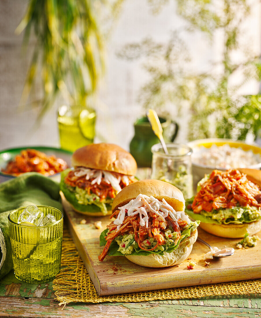 Pulled Chicken Burger mit Guacamole und Krautsalat