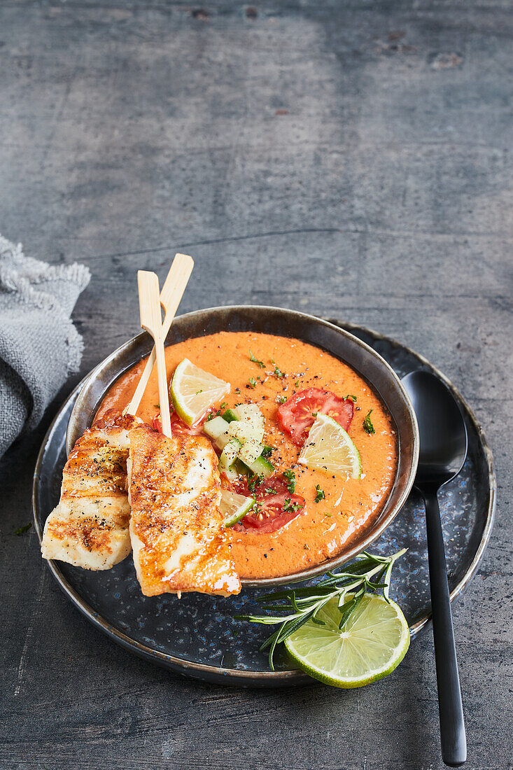 Tomatengazpacho mit gegrillten Halloumi-Spießen