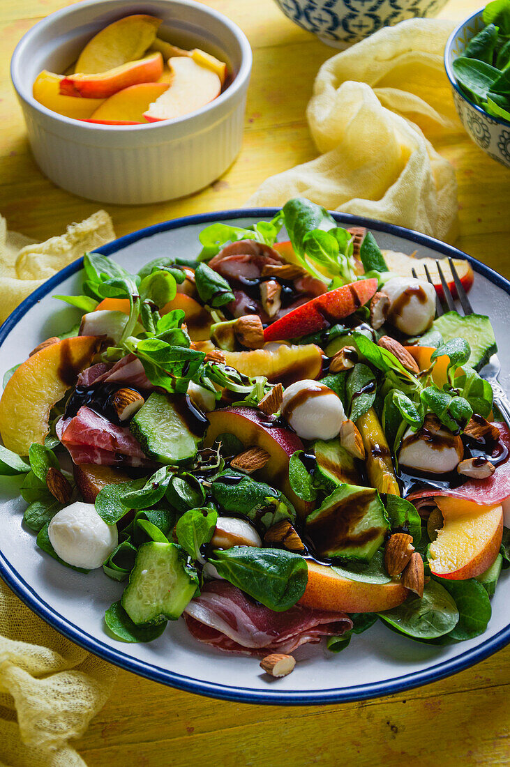 Feldsalat mit Nektarine, Rohschinken, Mozzarella und Mandeln