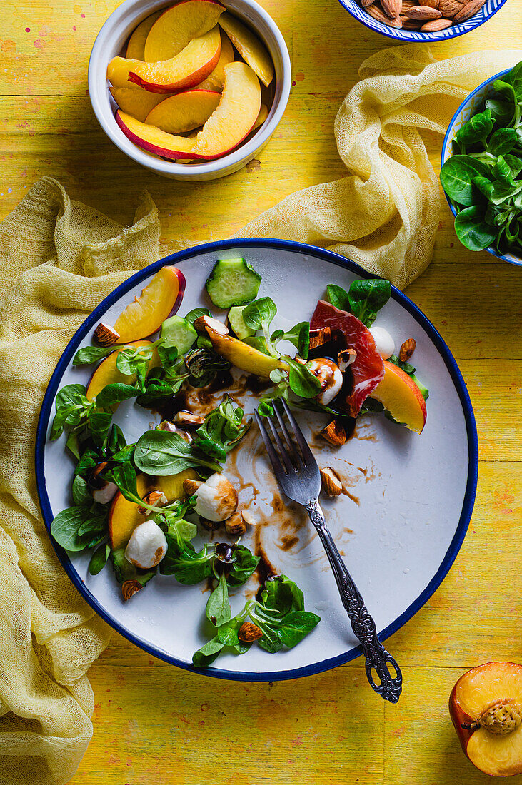 Feldsalat mit Nektarine, Rohschinken, Mozzarella und Mandeln