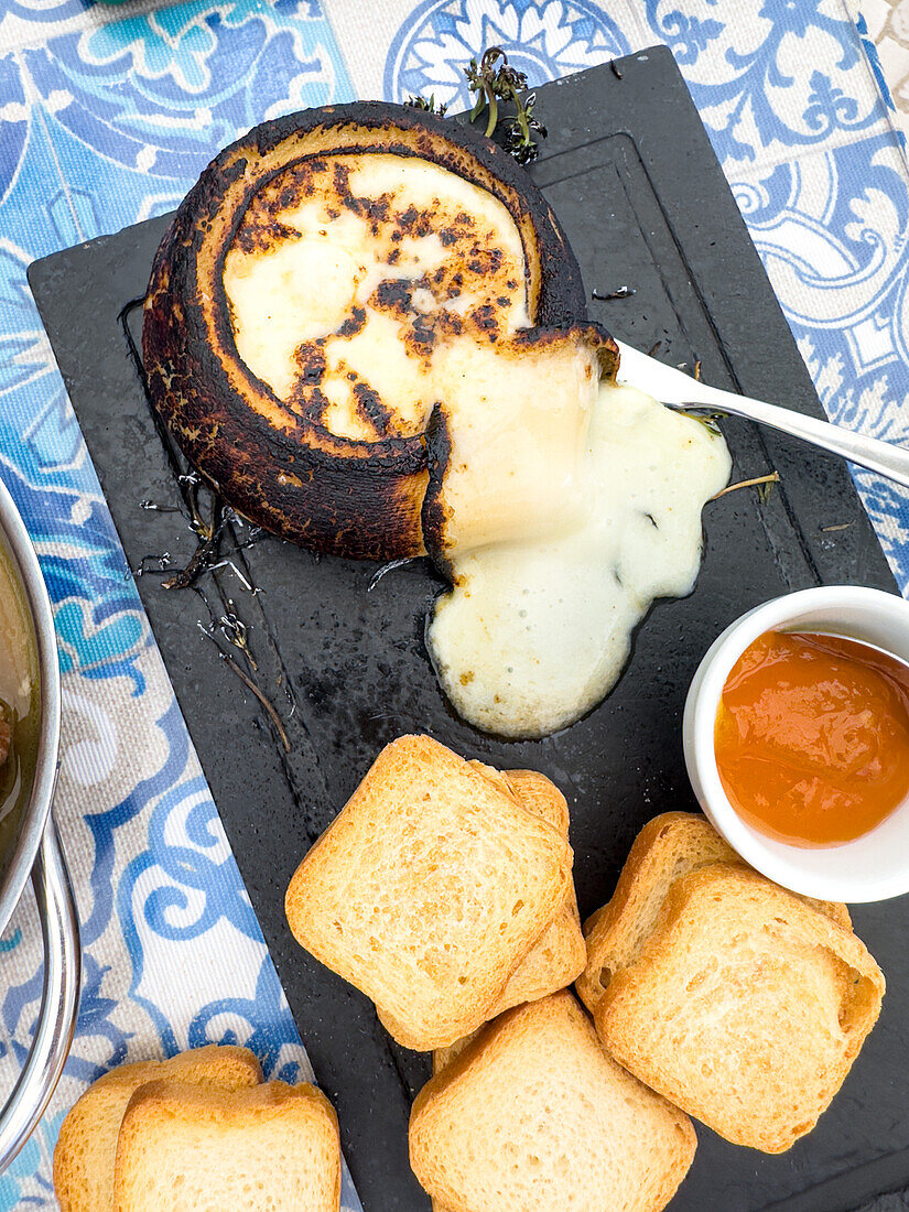 Geschmolzener Alentejo-Käse mit Brot und Marmelade