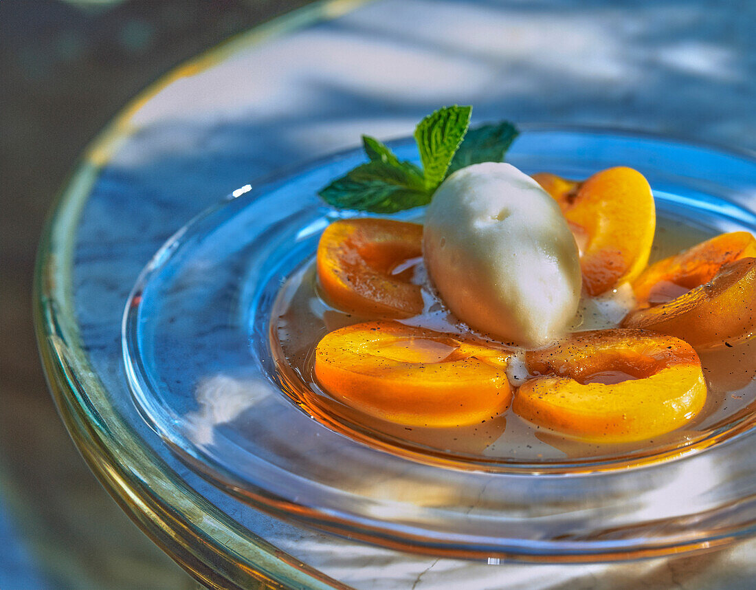 Pochierte Aprikosen mit Zitronensorbet und Minze