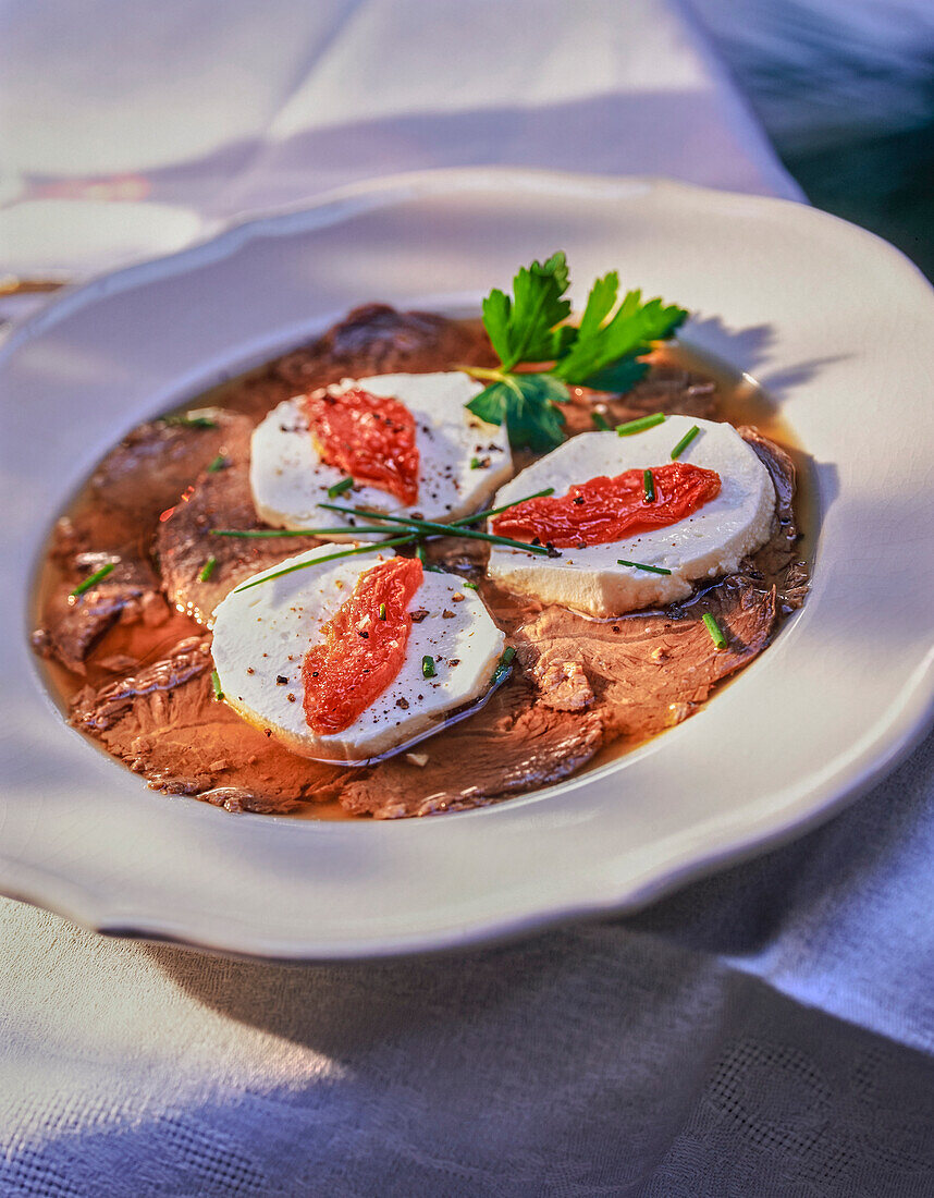 Ochsenbäckchen mit Ziegenkäse und konfierten Tomaten