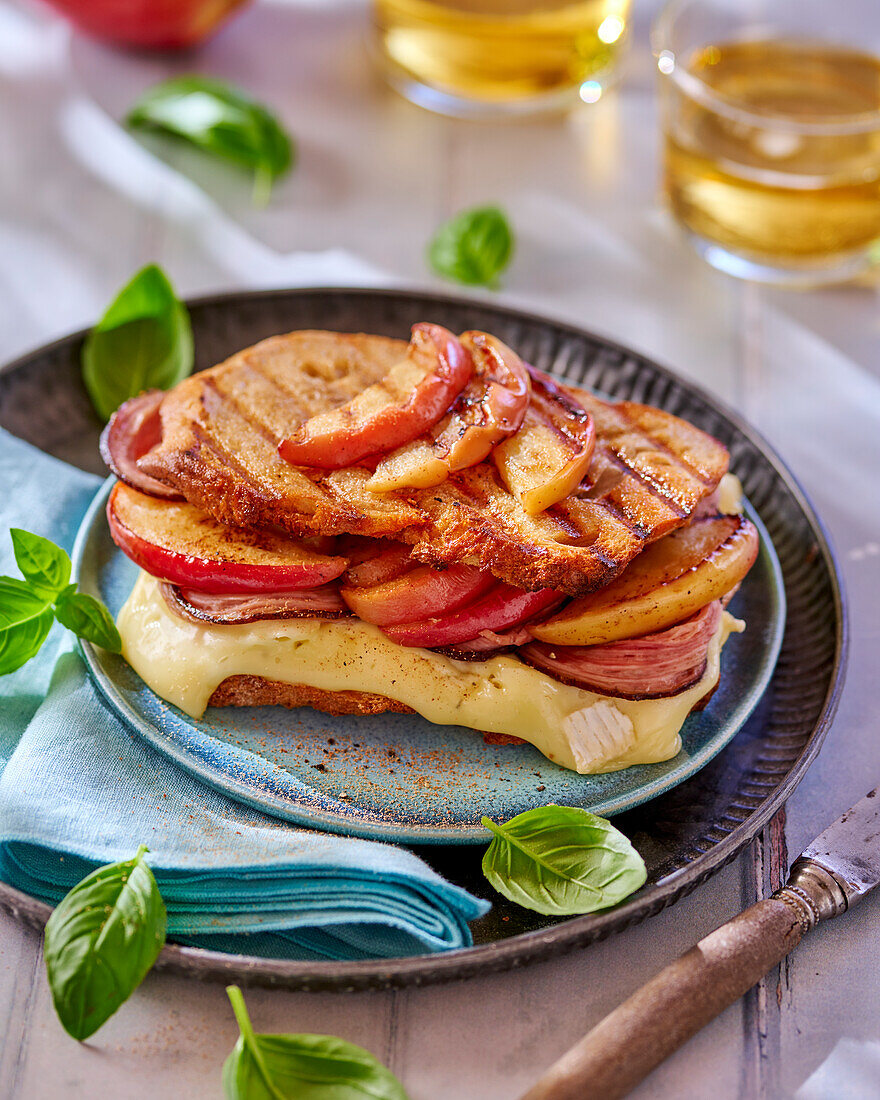 Muscat-Camembert-Sandwich mit Andouille und Äpfeln