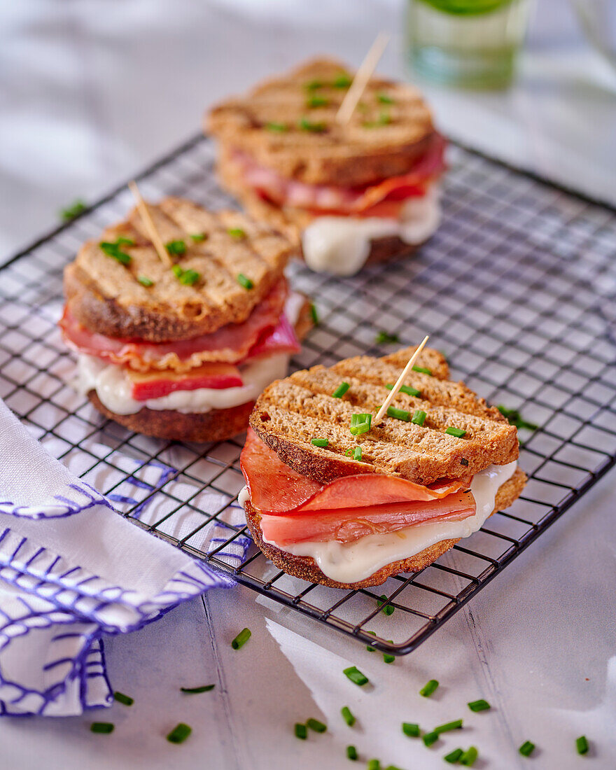 Gegrilltes Sandwich mit Schinken, Tomme de Chèvre und Rhabarber