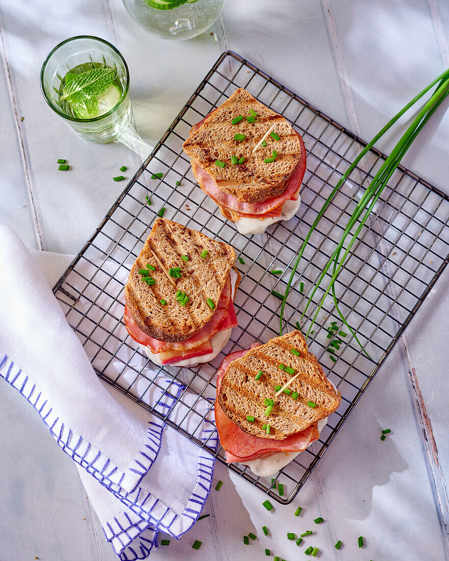 Gegrilltes Sandwich mit Schinken, Tomme de Chèvre und Rhabarber