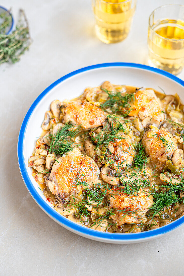 Chicken with leek, mushrooms, thyme and dill