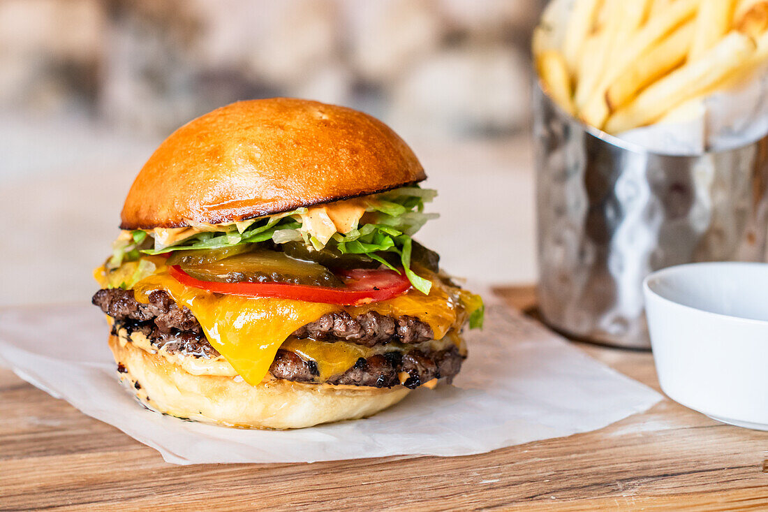 Doppelter Cheeseburger mit Pommes frites