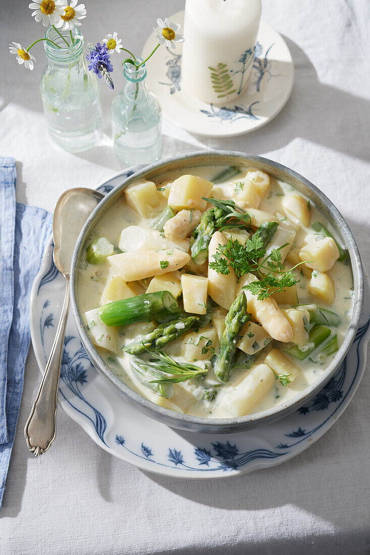 Spargelragout mit Kartoffeln, Kerbel und Estragon