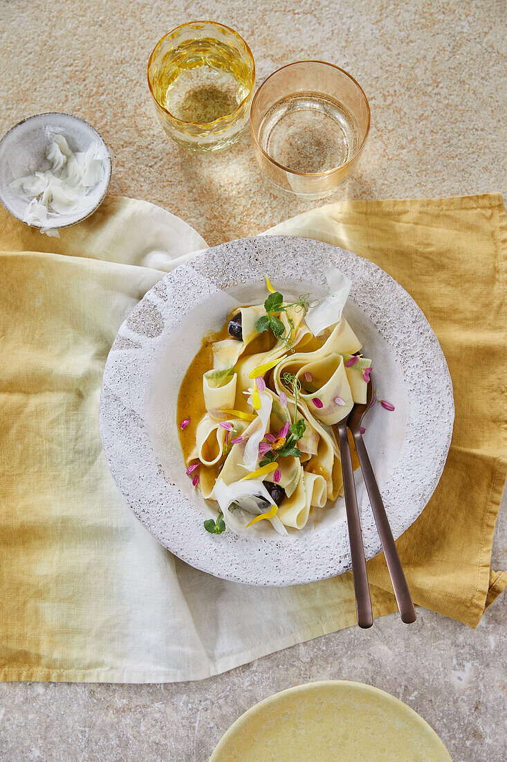 Flower-Pasta mit Knoblauch, Olive und Orange