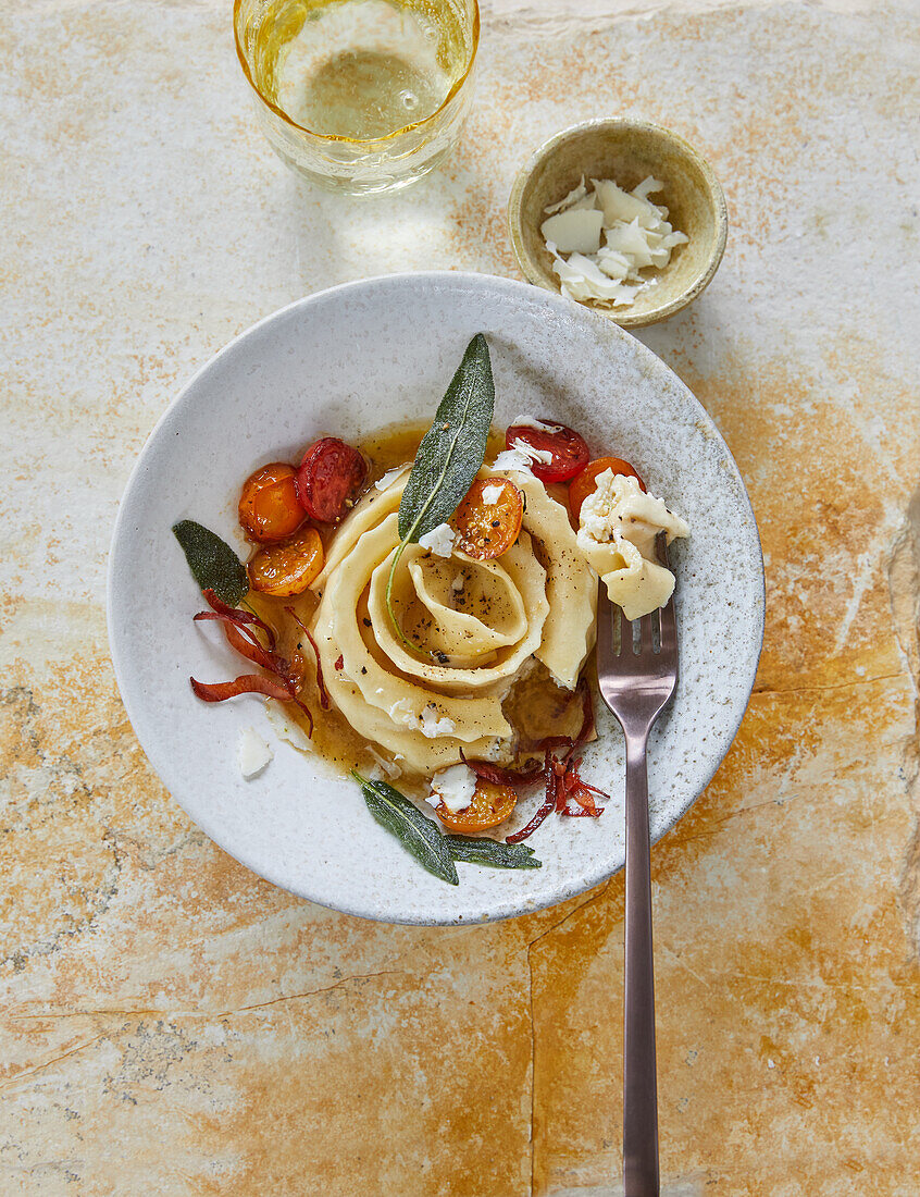 Ravioli-Rollen mit karamellisierten Tomaten, Speck, Ricotta und Salbei