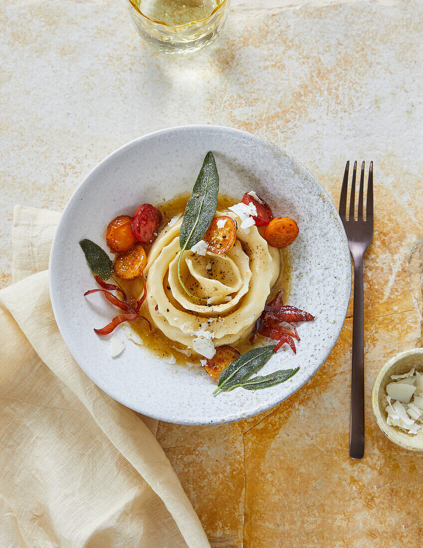 Ravioli-Rollen mit karamellisierten Tomaten, Speck, Ricotta und Salbei