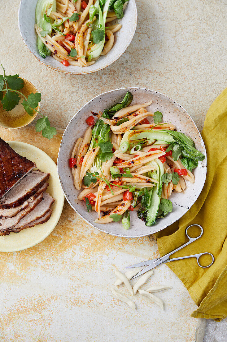 Scissor-Cut Noodles mit Schweinebauch, Pak Choy und Chili