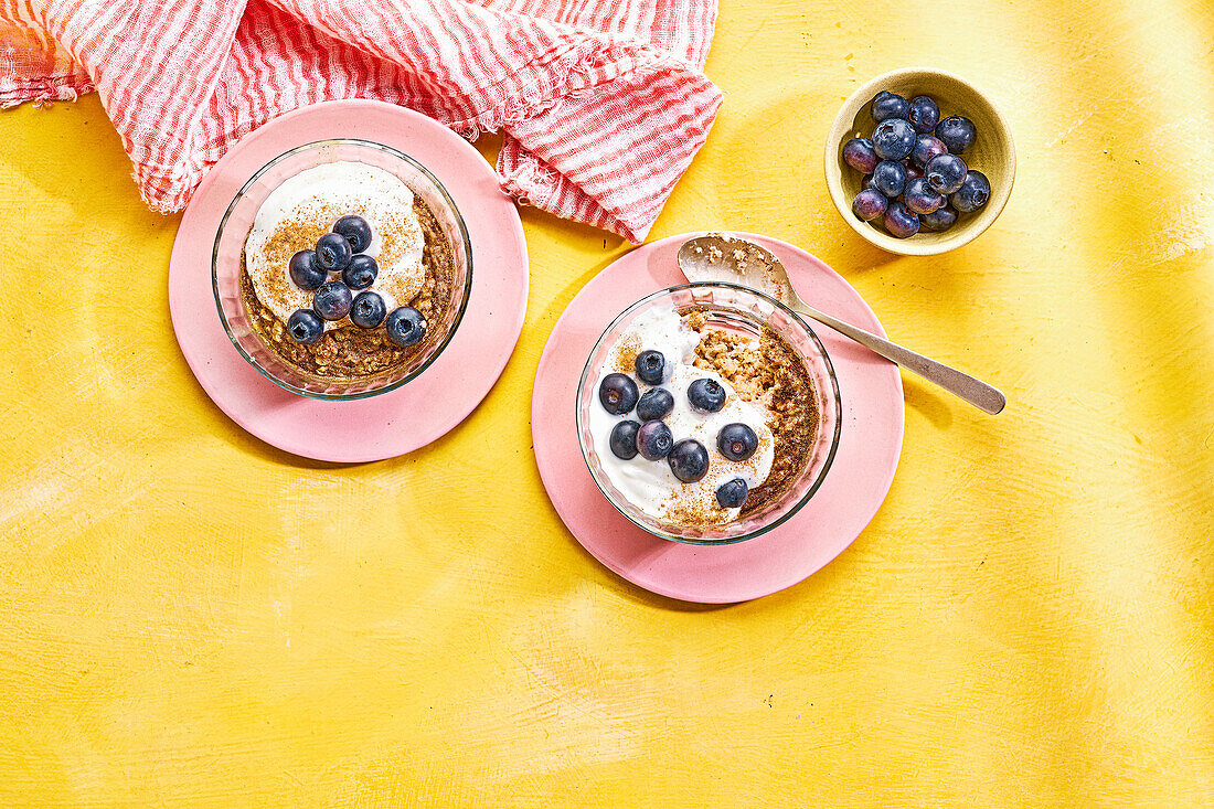 Zimt-Haferflocken-Crunch mit Blaubeeren