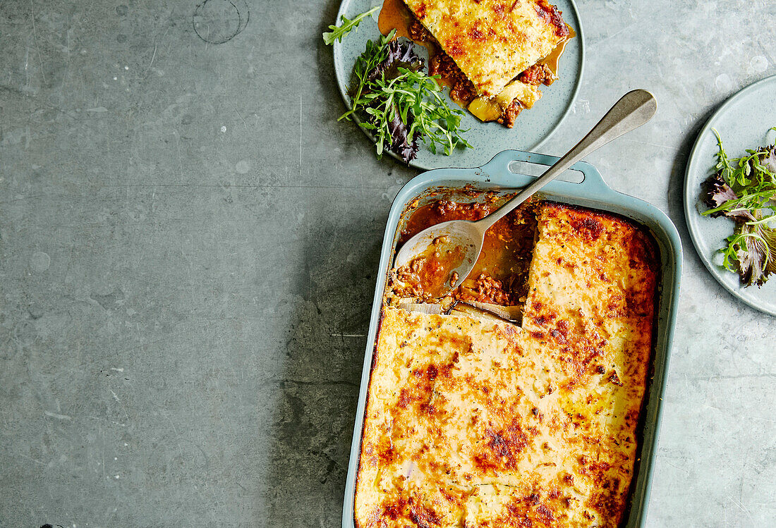 Moussaka mit würziger Hackfleischsauce und Käse überbacken